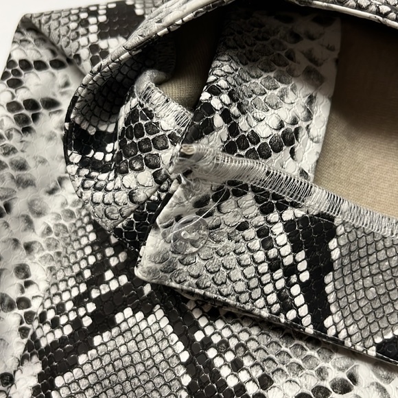 Tobi faux snake skin skirt - Picture 4 of 7